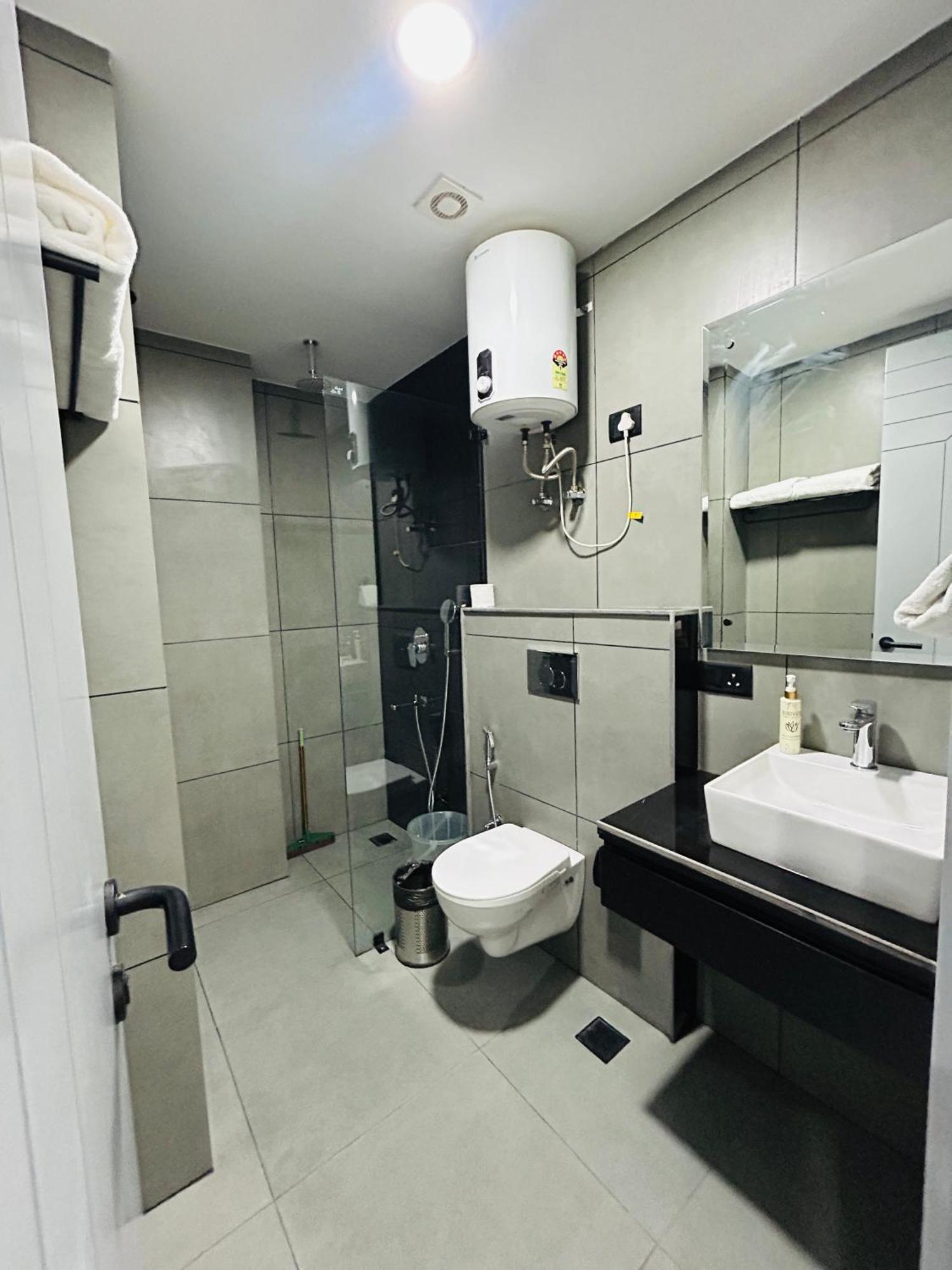 Bedchambers Luxury Apartment Near Golf Course Road Gurgaon Buitenkant foto