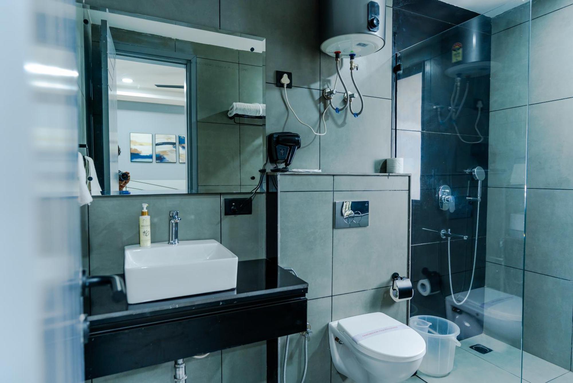 Bedchambers Luxury Apartment Near Golf Course Road Gurgaon Buitenkant foto