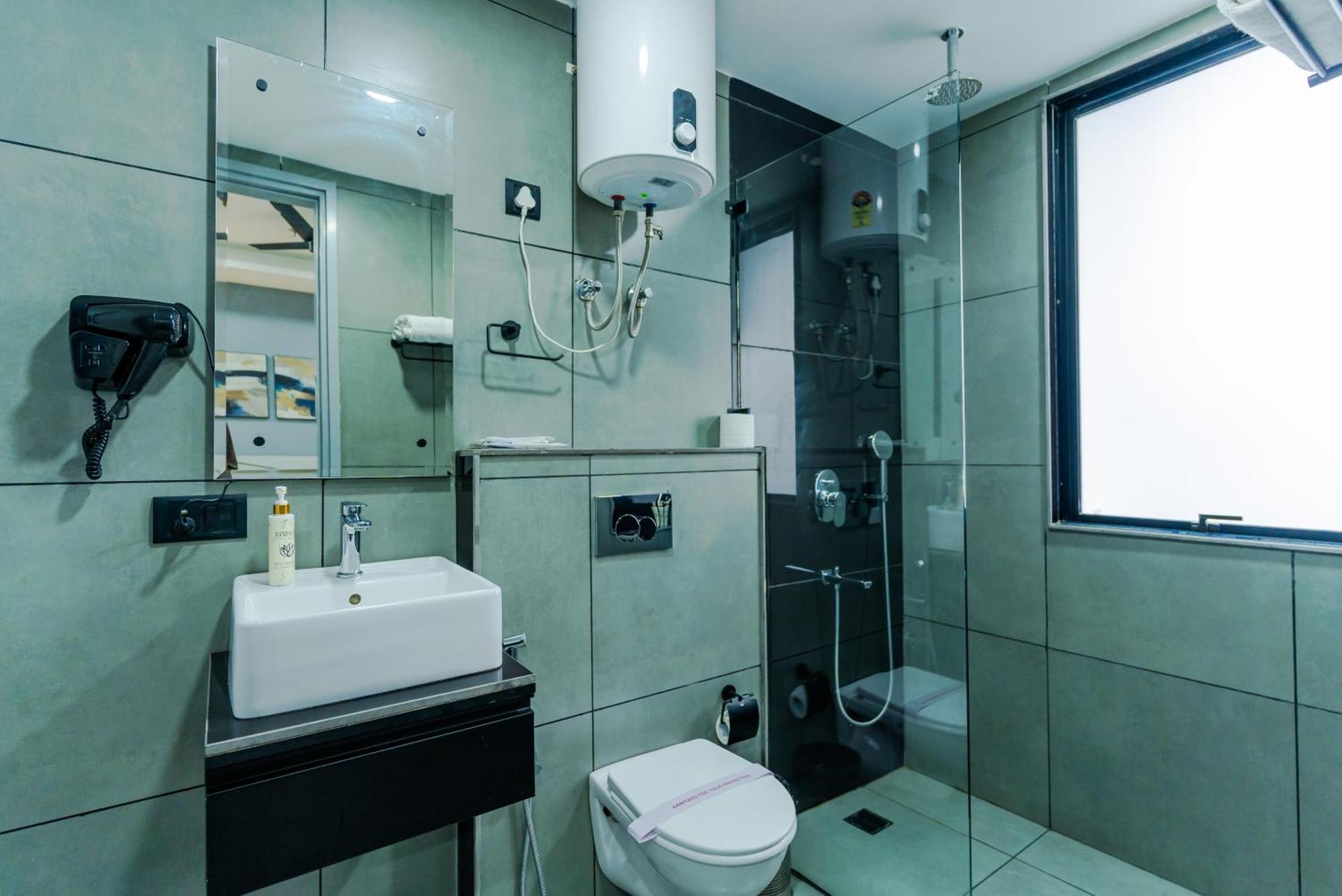Bedchambers Luxury Apartment Near Golf Course Road Gurgaon Buitenkant foto